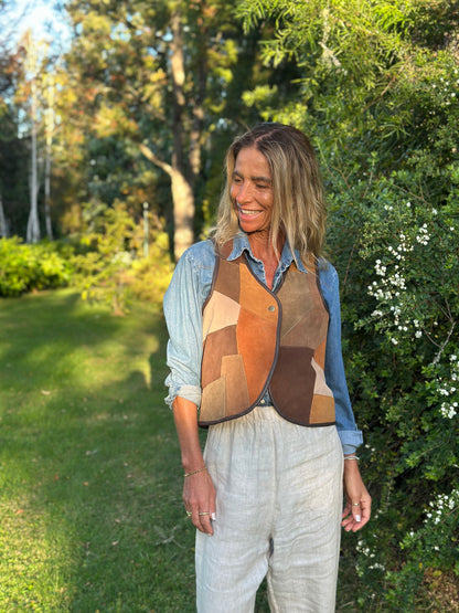 Gilet Sol de gamuza color camel detalle - Paula Márquez