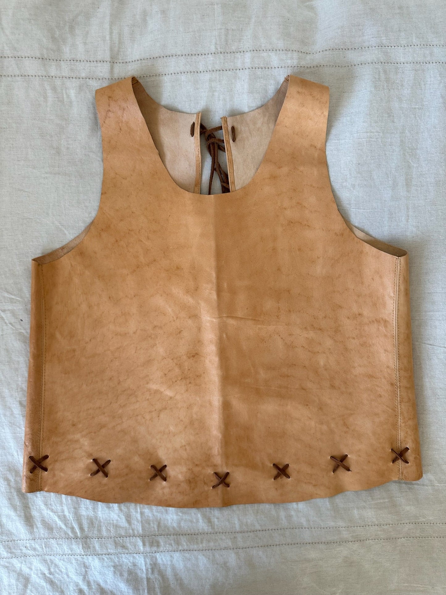 Top Gamuza Amalia color Camel oscuro detalle - Paula Márquez