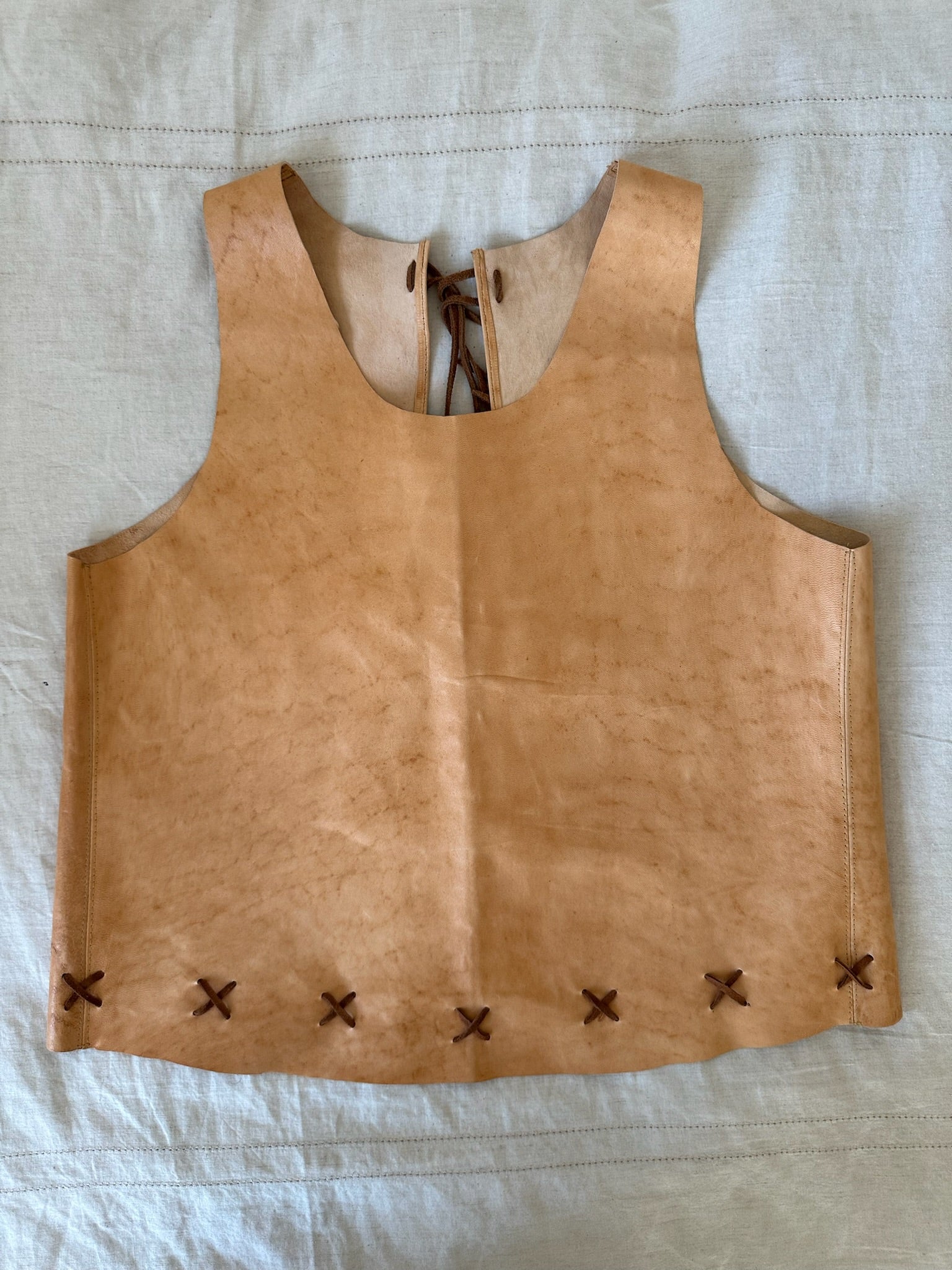 Top Gamuza Amalia color Camel oscuro detalle - Paula Márquez