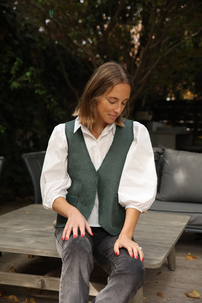 Gilet Magnolia de cuero color verde detalle - Paula Márquez