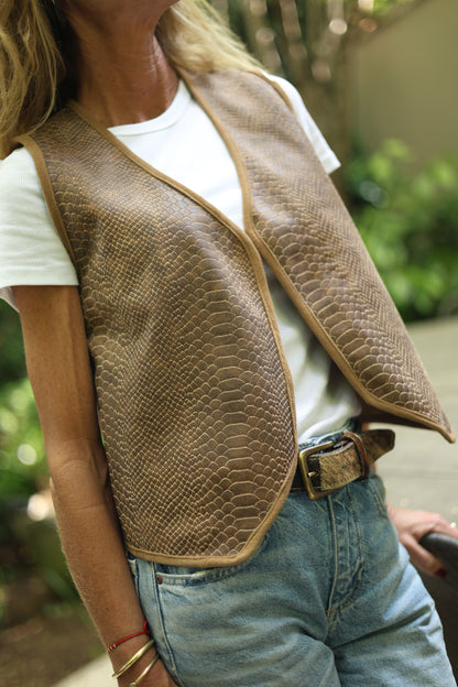 Gilet Prints de cuero color snake detalle - Paula Márquez