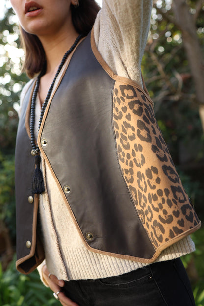 Gilet Prints de cuero color cheetah negro detalle - Paula Márquez