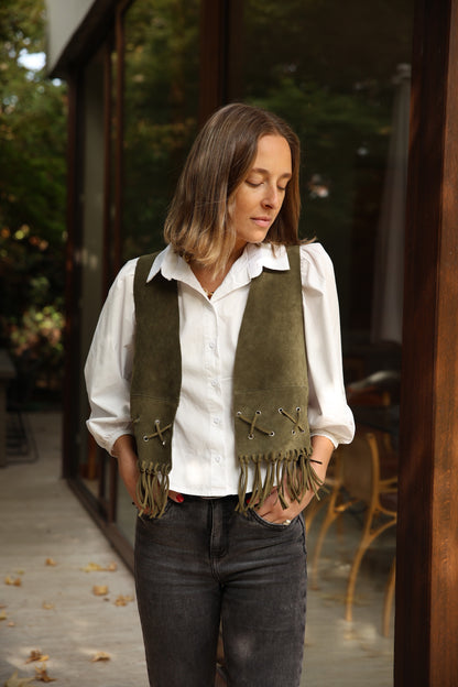 Gilet Olivia de gamuza color verde detalle - Paula Márquez