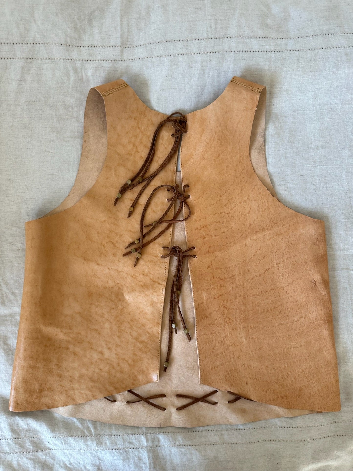 Top Gamuza Amalia color Camel oscuro detalle - Paula Márquez