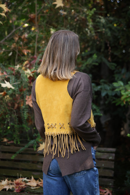 Gilet Olivia de gamuza color amarillo detalle - Paula Márquez