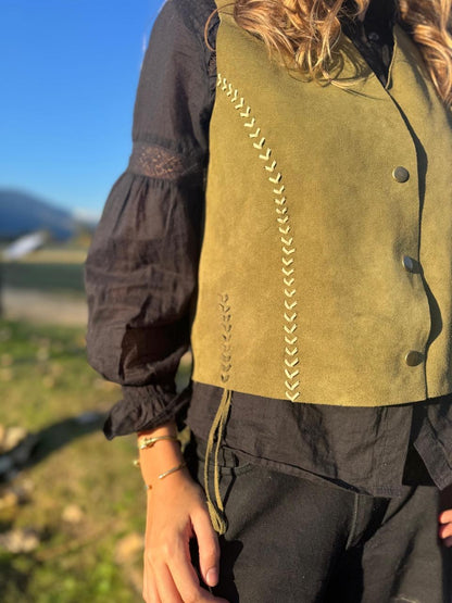Gilet Sofía de cuero color verde detalle - Paula Márquez