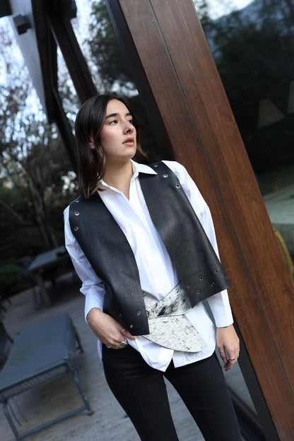 Gilet Pia de cuero color negro detalle - Paula Márquez