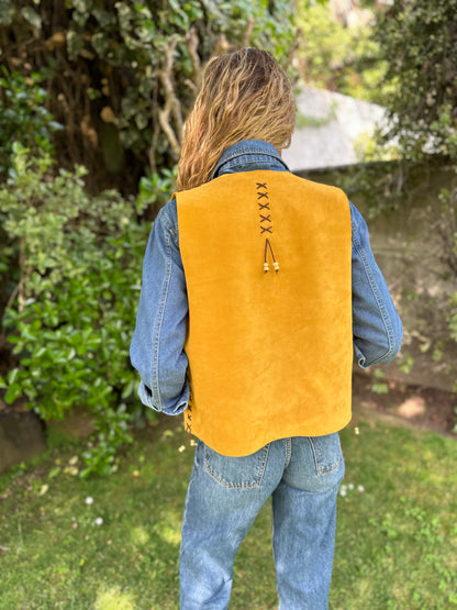 Gilet Margarita de gamuza color amarillo detalle - Paula Márquez