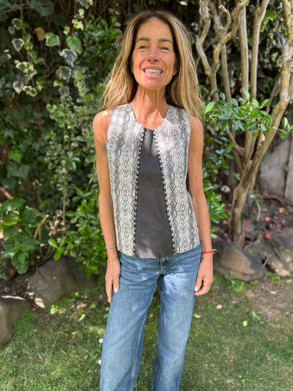 Top cuero Erica color Gris detalle - Paula Márquez