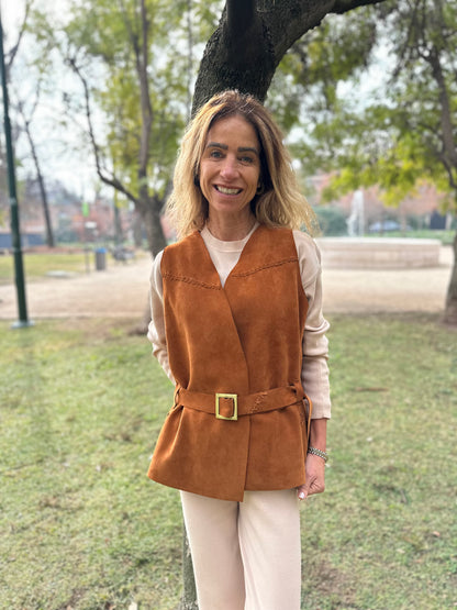 Chaqueta de cuero sin mangas camel Pascuala detalle - Paula Márquez