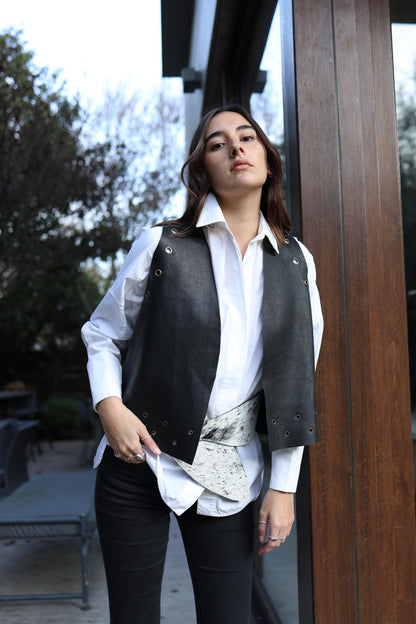 Gilet Pia de cuero color negro detalle - Paula Márquez