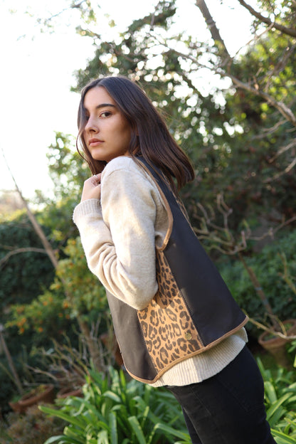 Gilet Prints de cuero color cheetah negro detalle - Paula Márquez
