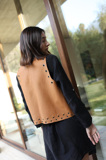 Gilet Pia de cuero color camel detalle - Paula Márquez