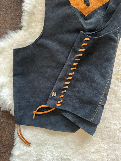 Gilet Luisa de cuero color azul detalle - Paula Márquez