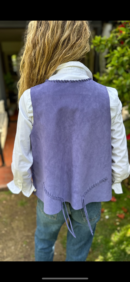 Gilet Carola de cuero color jacinto detalle - Paula Márquez