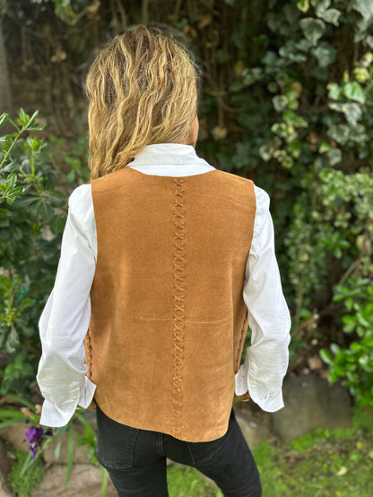 Gilet Jacinta de cuero color camel detalle - Paula Márquez