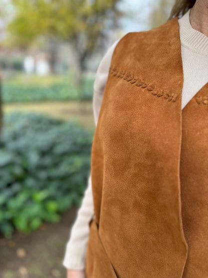 Chaqueta de cuero sin mangas camel Pascuala detalle - Paula Márquez