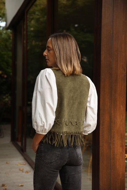 Gilet Olivia de gamuza color verde detalle - Paula Márquez