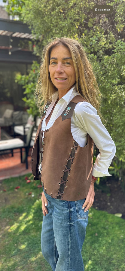 Gilet Western de gamuza color café detalle - Paula Márquez