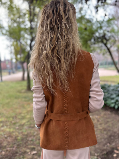 Chaqueta de cuero sin mangas camel Pascuala detalle - Paula Márquez