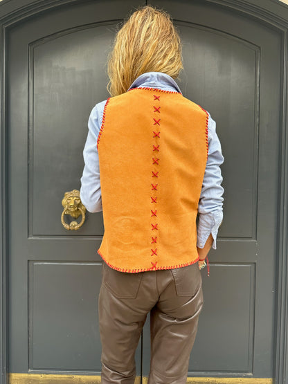 Gilet Pepa de cuero color camel detalle - Paula Márquez
