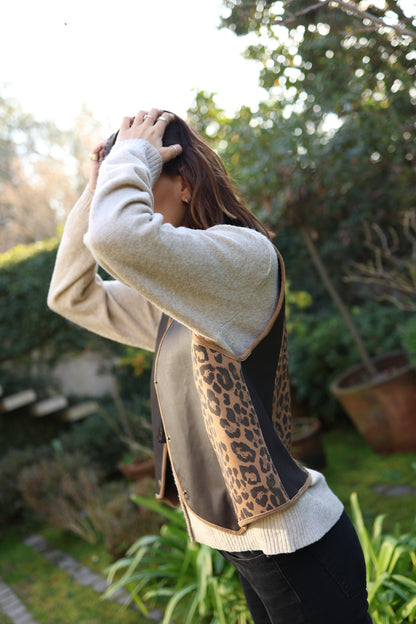 Gilet Prints de cuero color cheetah negro detalle - Paula Márquez