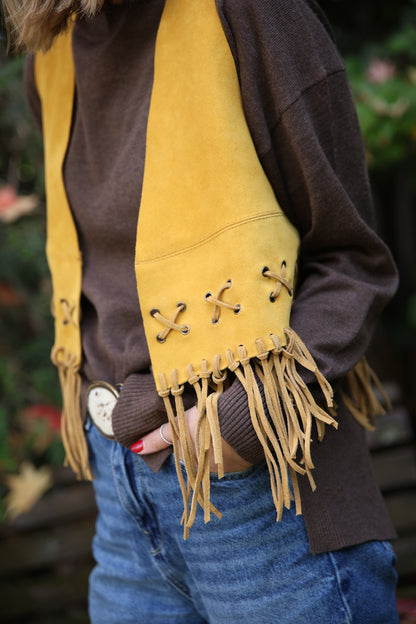 Gilet Olivia de gamuza color amarillo detalle - Paula Márquez