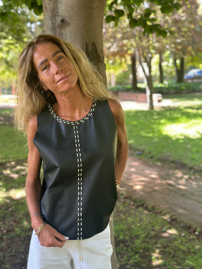 Top Cuero Antonia color negro detalle - Paula Márquez