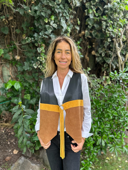 Gilet Jacinta de cuero color camel detalle - Paula Márquez