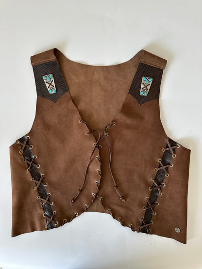 Gilet Western de gamuza color café detalle - Paula Márquez
