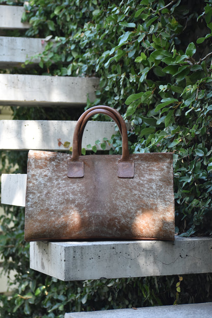Cartera Ámbar de cuero color camel detalle - Paula Márquez