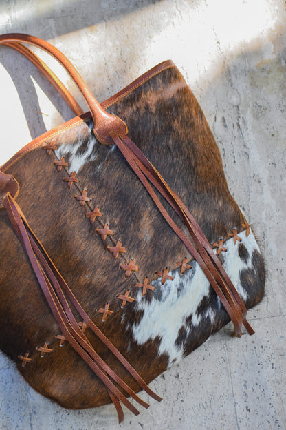 Cartera Canela de cuero color café detalle - Paula Márquez