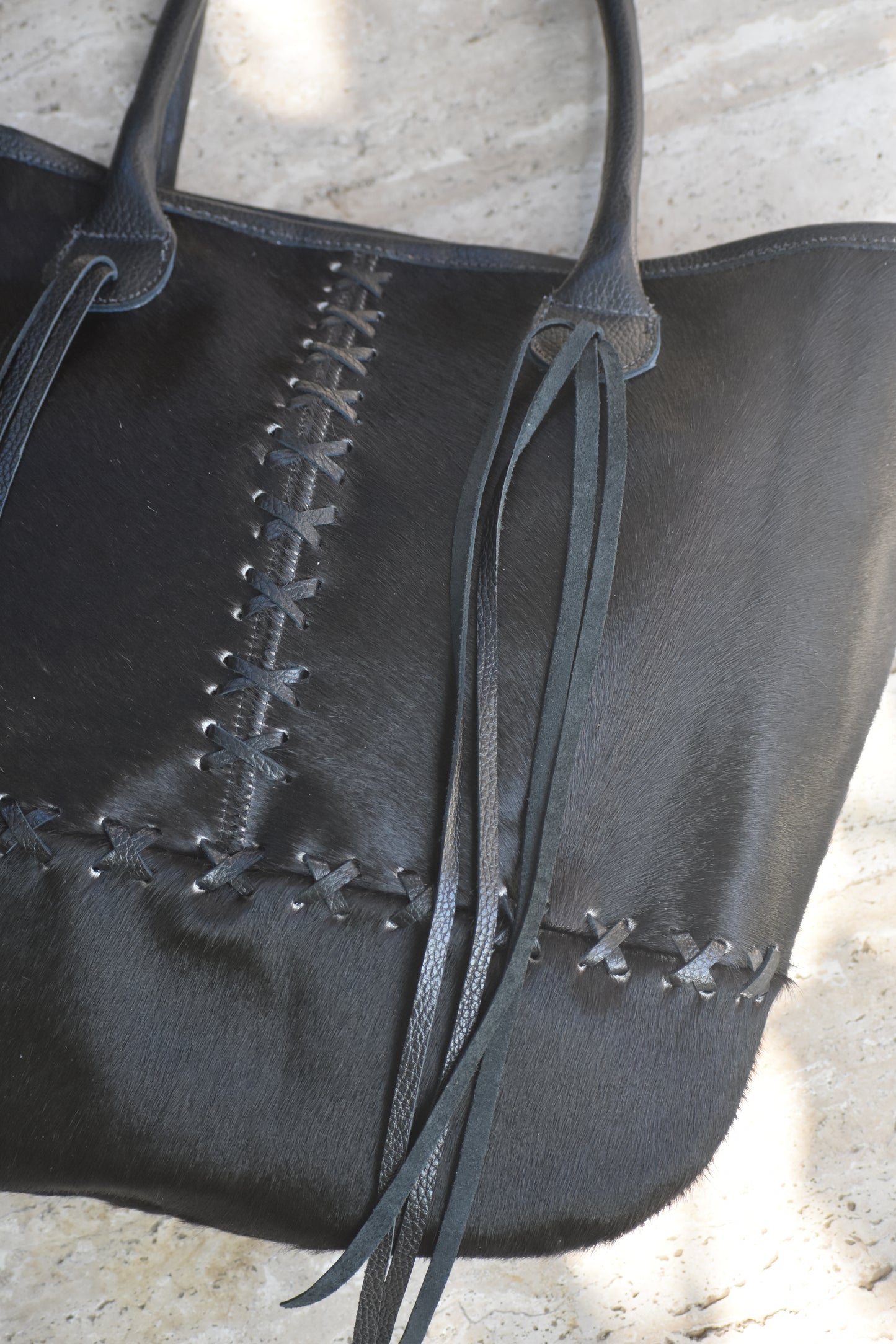 Cartera Canela de cuero color negro detalle - Paula Márquez