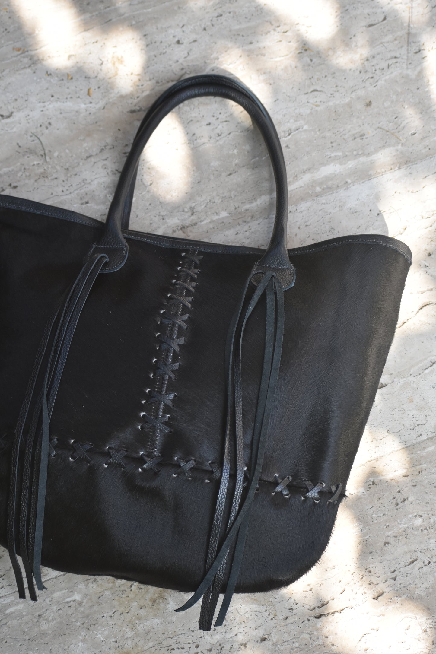 Cartera Canela de cuero color negro detalle - Paula Márquez