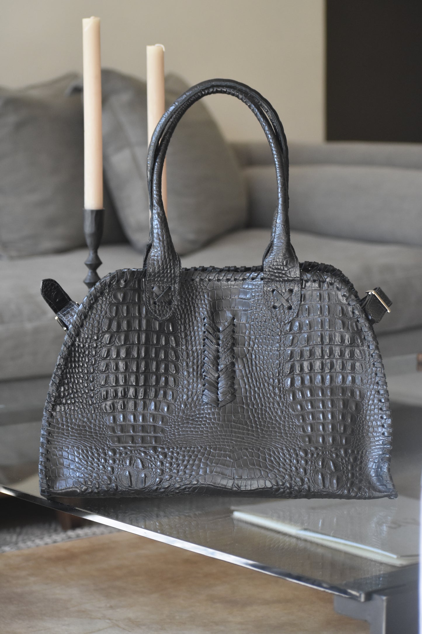 Cartera Clara de cuero color negro detalle - Paula Márquez
