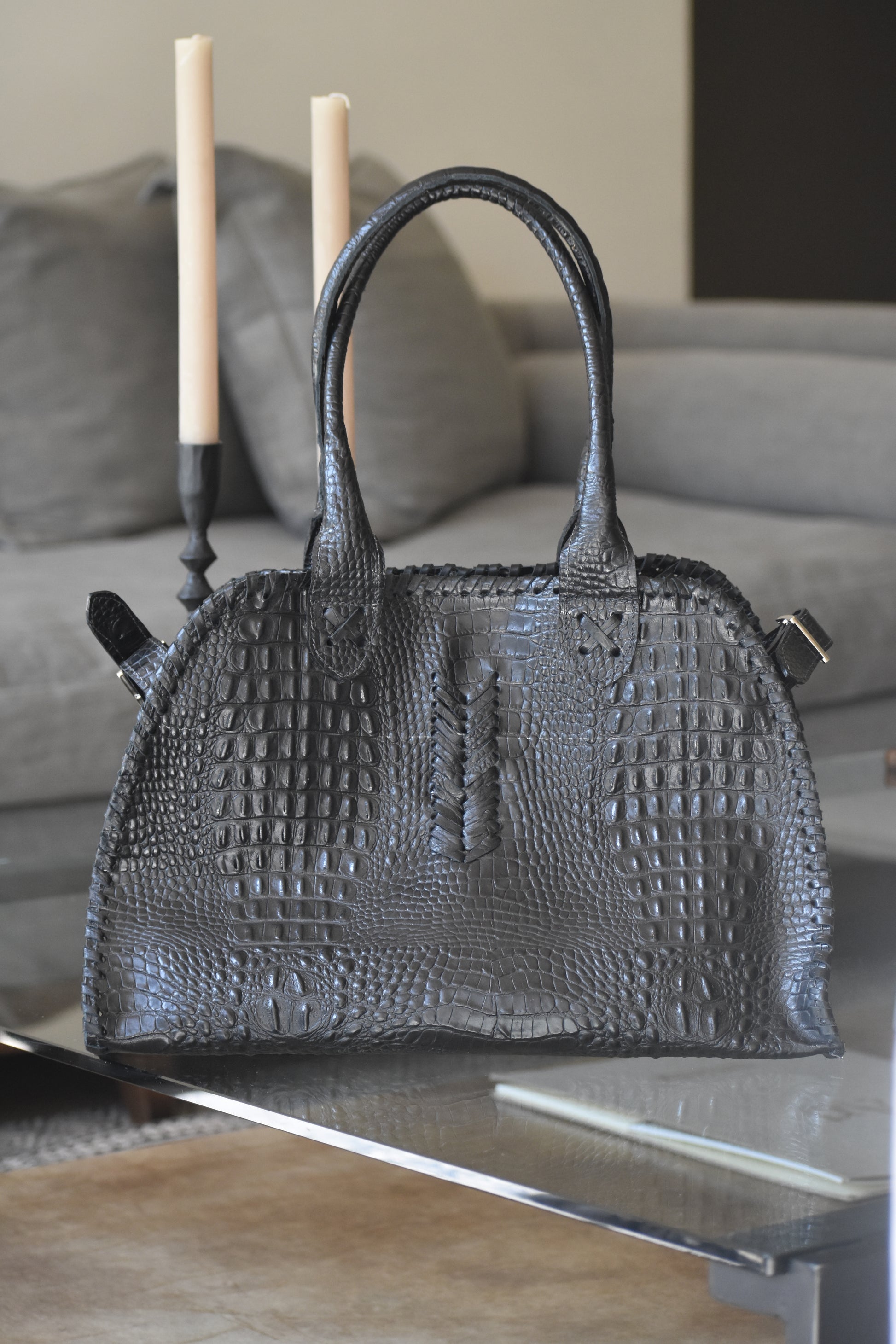 Cartera Clara de cuero color negro detalle - Paula Márquez