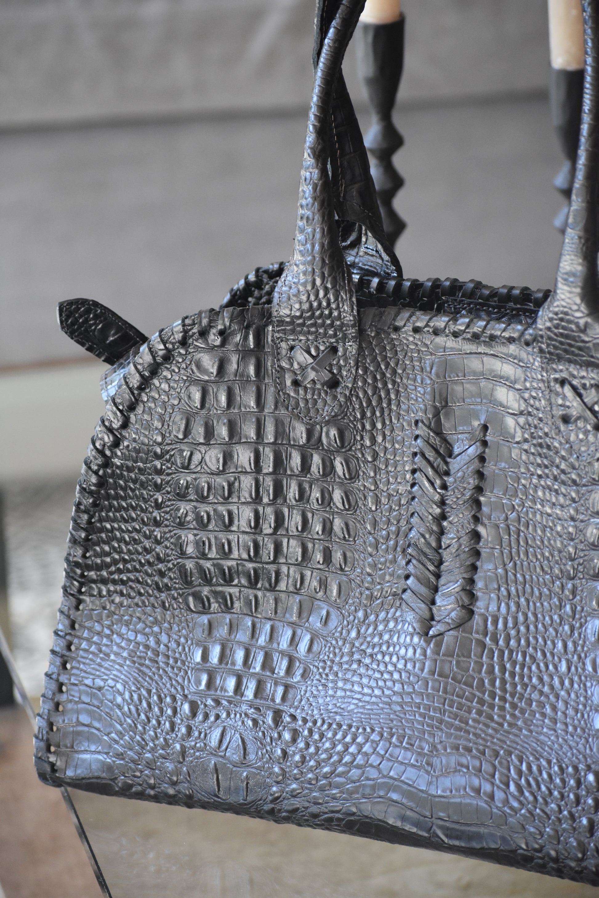 Cartera Clara de cuero color negro detalle - Paula Márquez