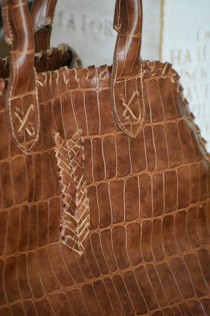 Cartera Clara de cuero color café detalle - Paula Márquez
