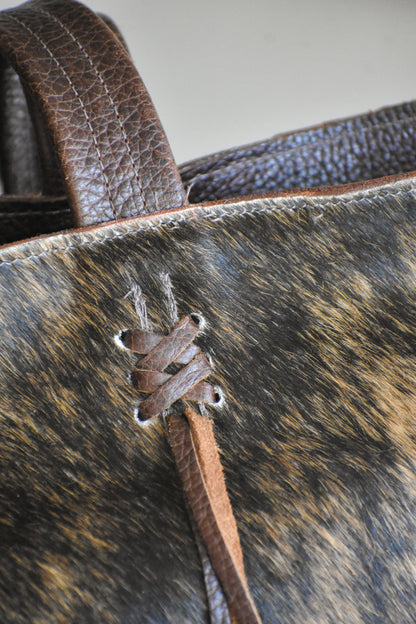 Cartera Orquídea de cuero color café jaspeado detalle - Paula Márquez