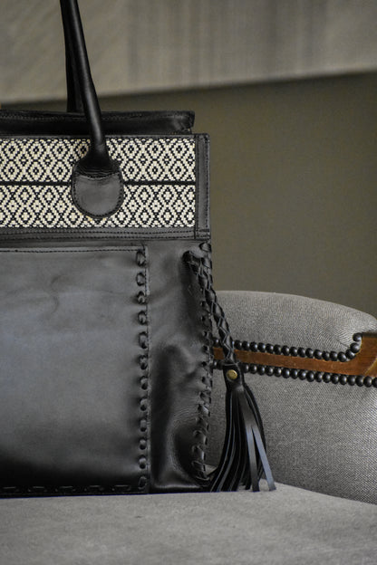 Cartera Aurora de cuero color negro detalle - Paula Márquez