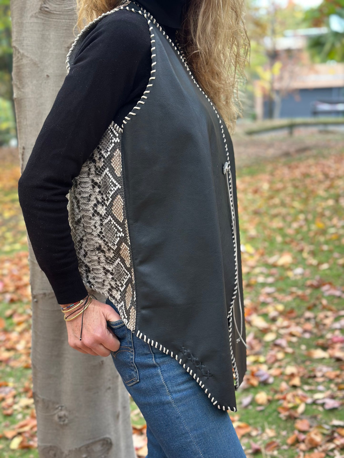 Chaqueta tipo Camper cuero negro cuero snake Berni 110