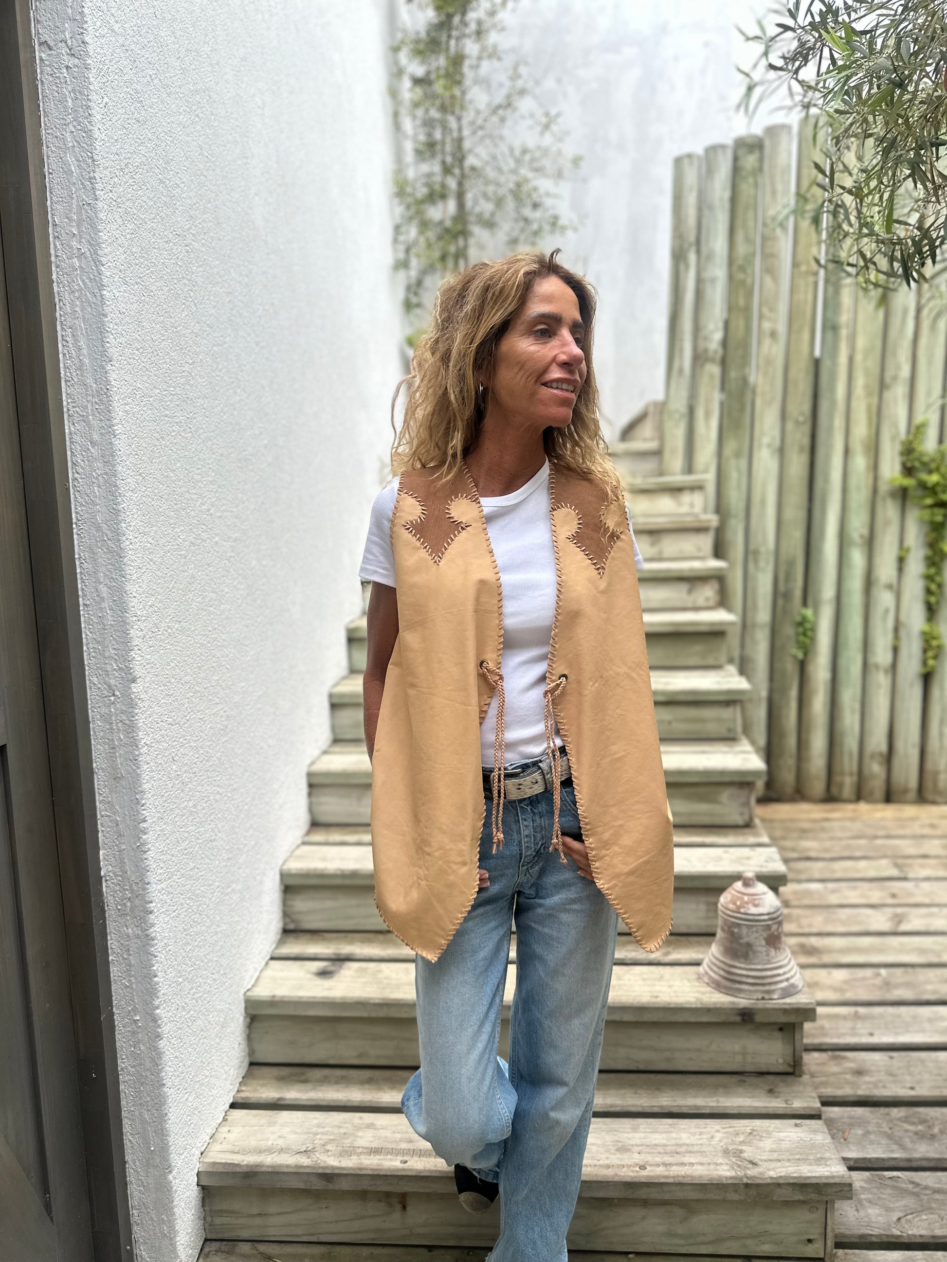 Chaqueta de cuero sin mangas beige Western detalle - Paula Márquez