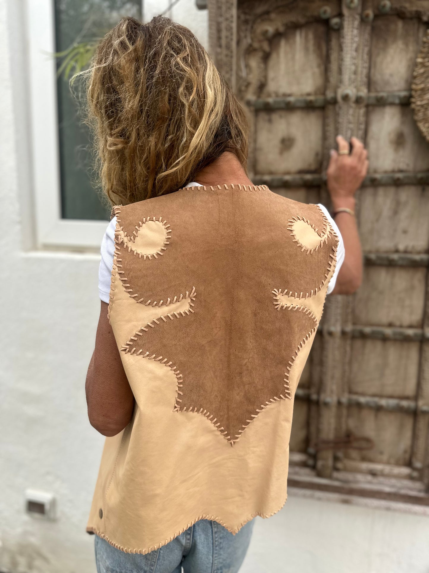 Chaqueta de cuero sin mangas beige Western detalle - Paula Márquez