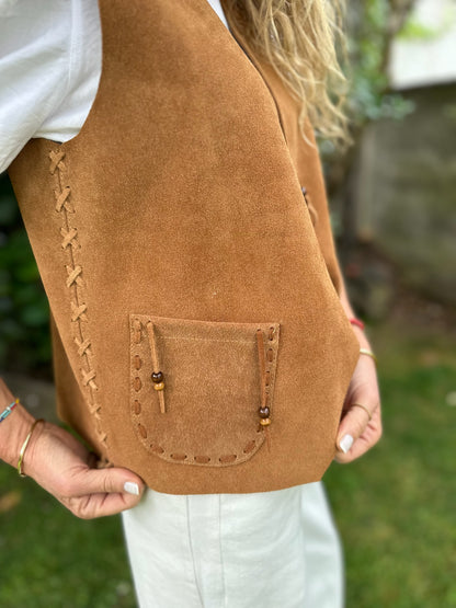 Gilet Margarita de gamuza color camel detalle - Paula Márquez