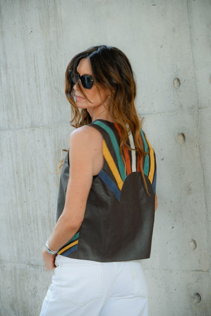 Gilet Julia de cuero color café detalle - Paula Márquez