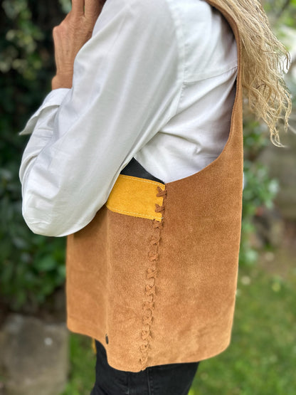 Gilet Jacinta de cuero color camel detalle - Paula Márquez
