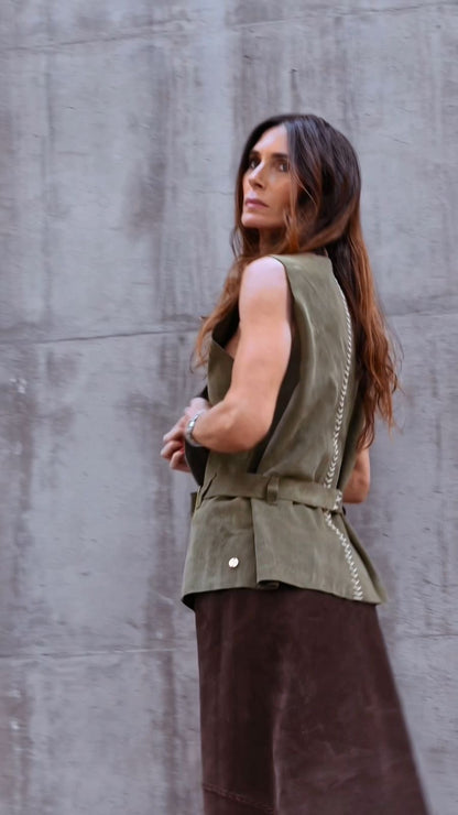 Chaqueta de cuero sin mangas verde Pascuala detalle - Paula Márquez