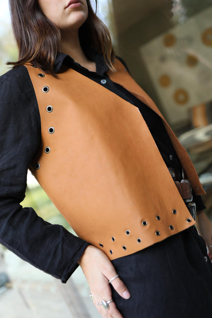 Gilet Pia de cuero color camel detalle - Paula Márquez