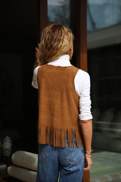 Top Gamuza Eloisa color camel detalle - Paula Márquez