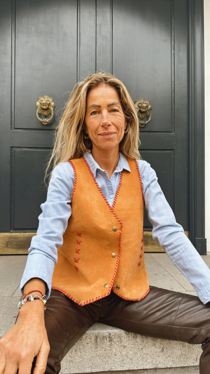 Gilet Pepa de cuero color camel detalle - Paula Márquez